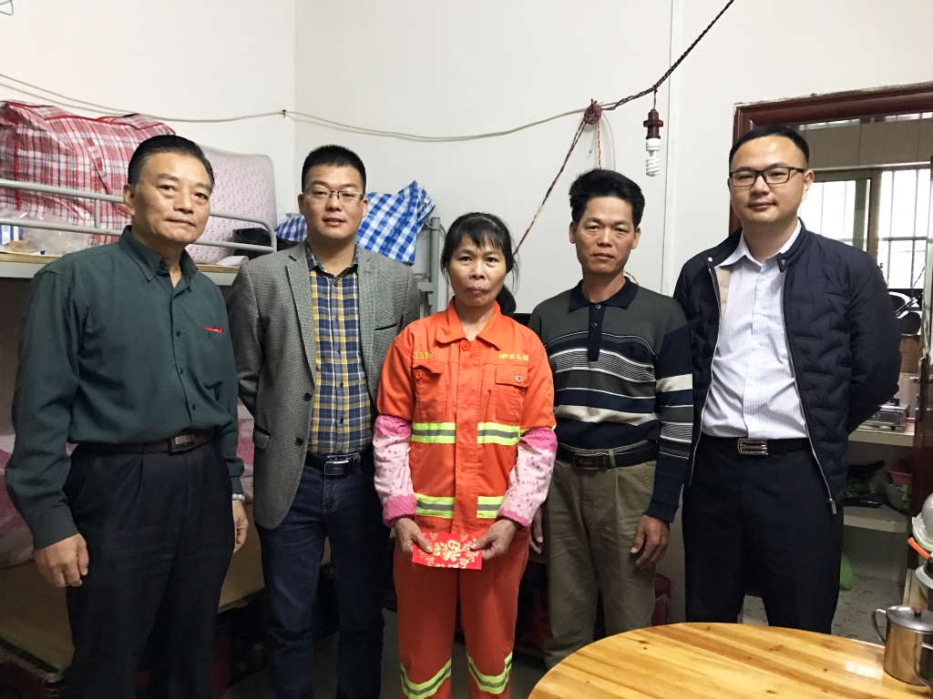 关心关爱环卫工人，公司领导节日送祝福