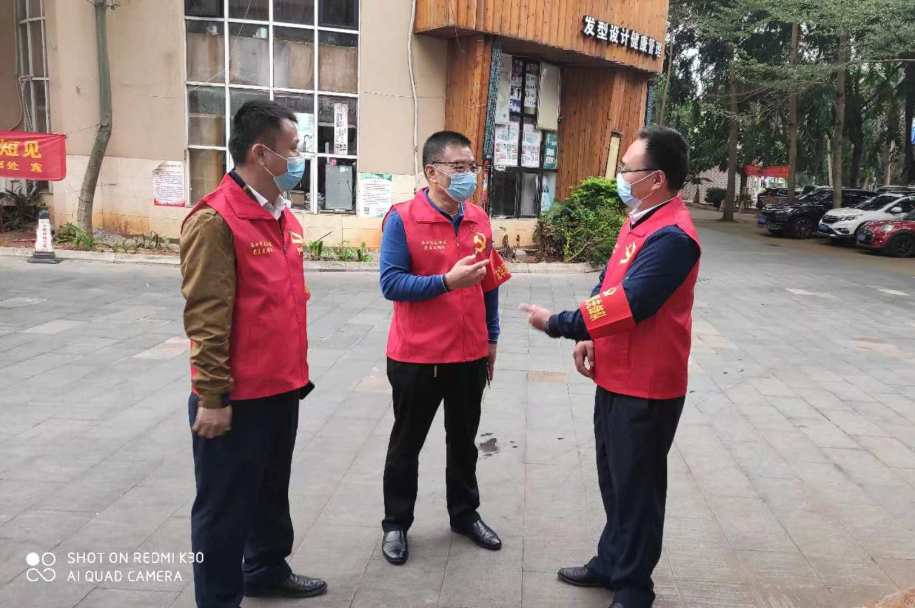 “红马甲”党员先锋队扮靓防役一线